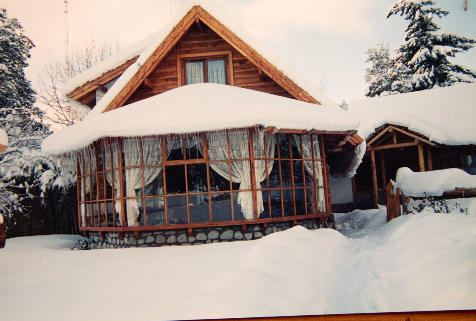 La casa de té de Ñancu Lahuen bajo una gran nevada