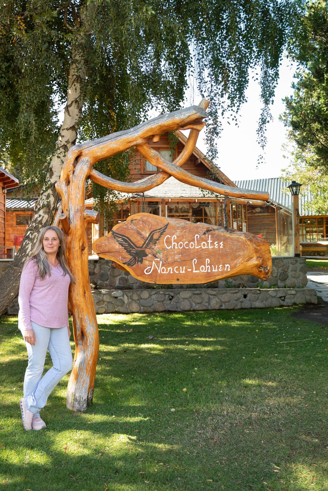 Patricia Gresznaryk junto al cartel de la chocolatería