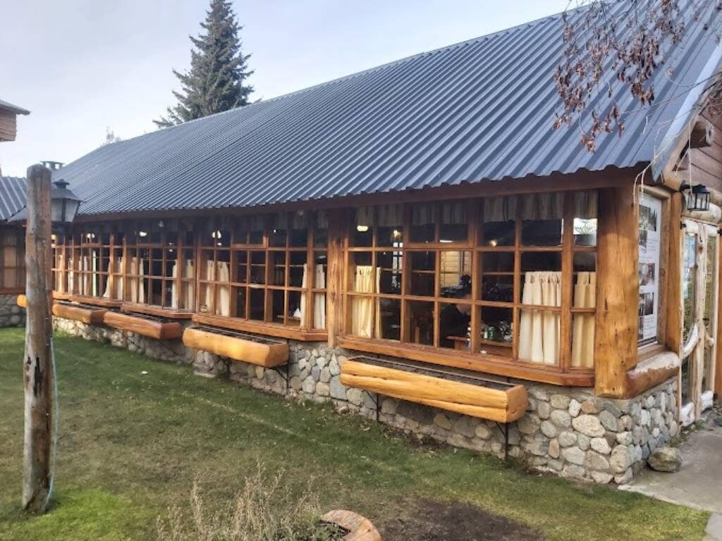 El salón del restaurant, de madera y piedra